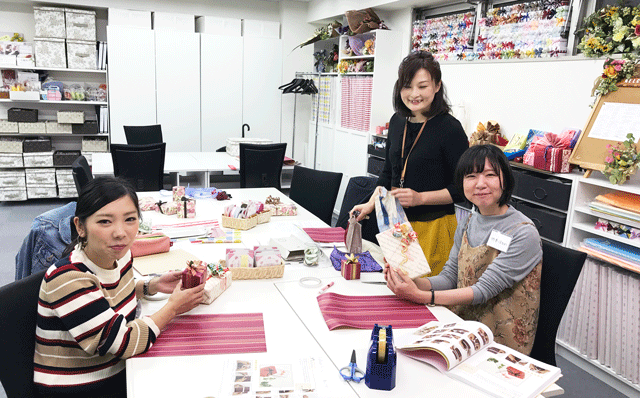 ギフトラッピング集中認定クラスの講習風景,ラッピング協会