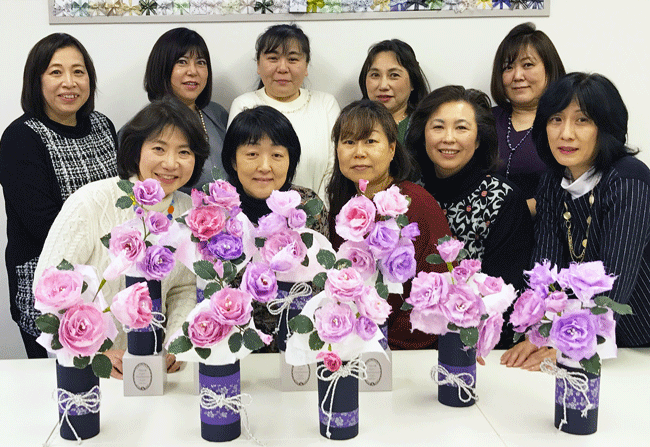 和紙で作る花飾りの参加者の皆さん