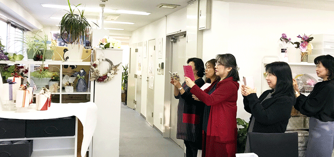 円筒のデコレーション講習風景