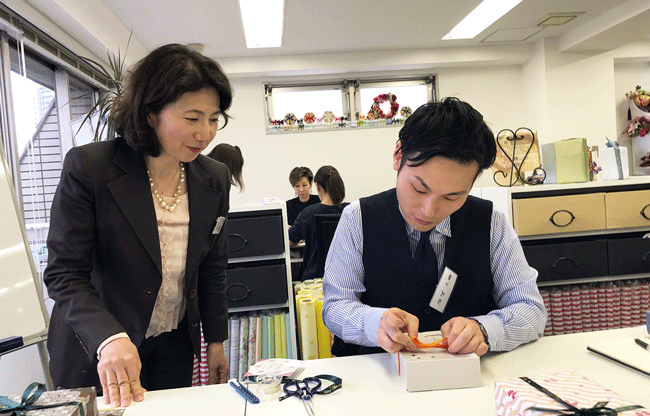 ビジネスラッピング基礎マスタークラス講習風景