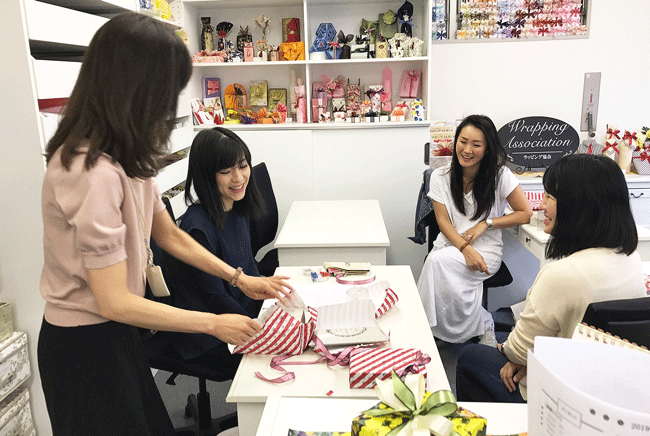 ギフトラッピング集中認定クラスの講習風景,ラッピング協会