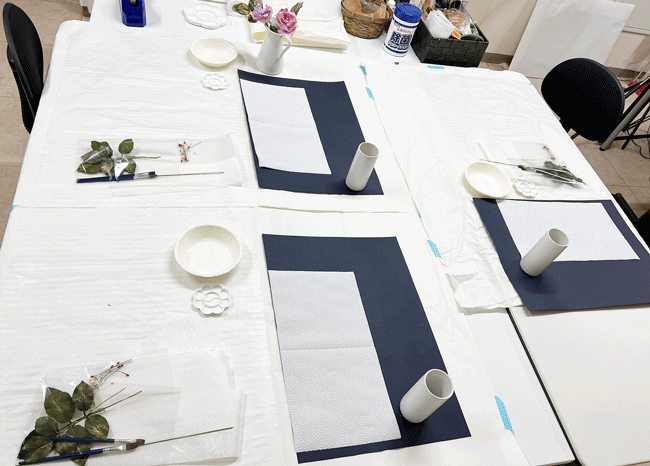 和紙を染めて花を作る教室の準備