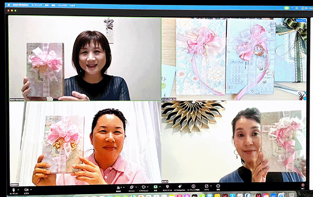 わかりやすいデコレーション・リボン教室の参加者と作品