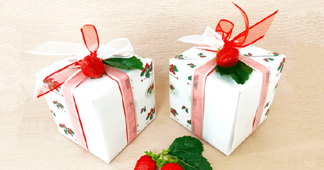色の違った包装紙を使ったギフトラッピングした贈り物