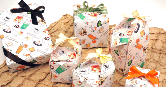 レトロな包装紙を使ったラッピング例