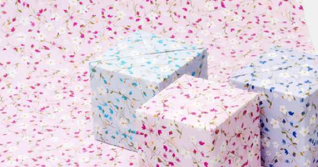 小花の綺麗な包装紙でのラッピング