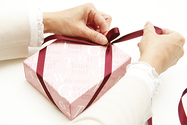 ラッピングコーディネーターがリボン結びをしているところ